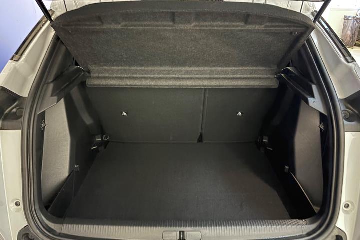 Hvid Peugeot e-2008 fra 2025