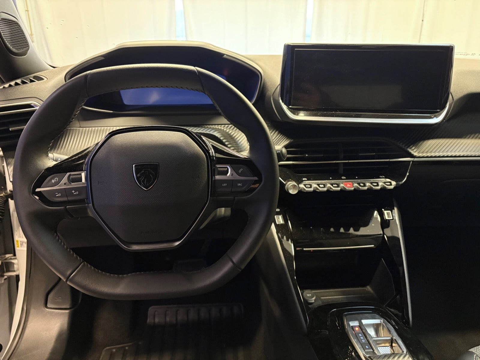 Hvid Peugeot e-2008 fra 2025
