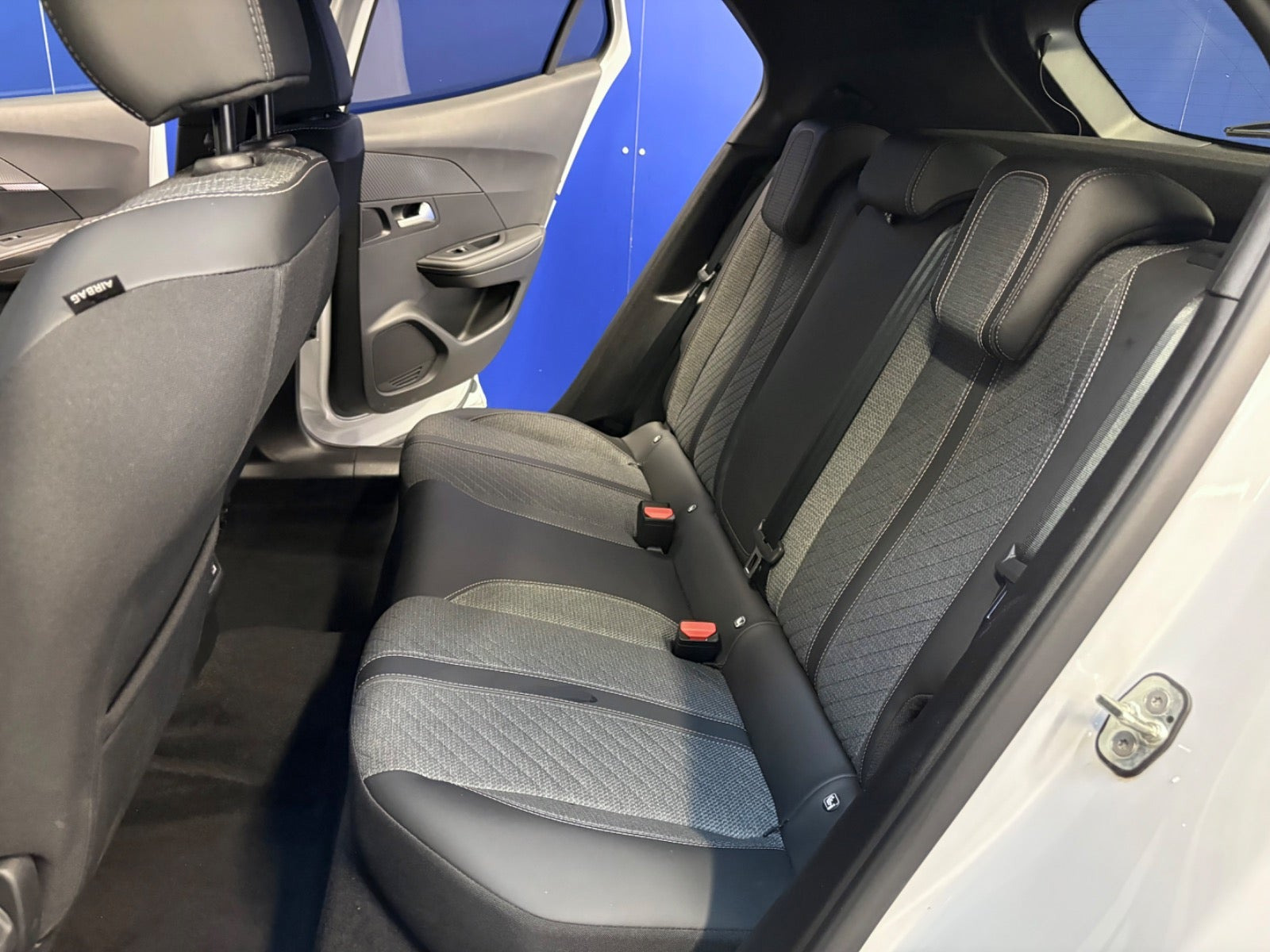Hvid Peugeot e-2008 fra 2025