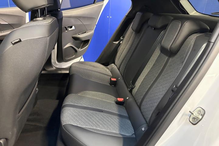 Hvid Peugeot e-2008 fra 2025