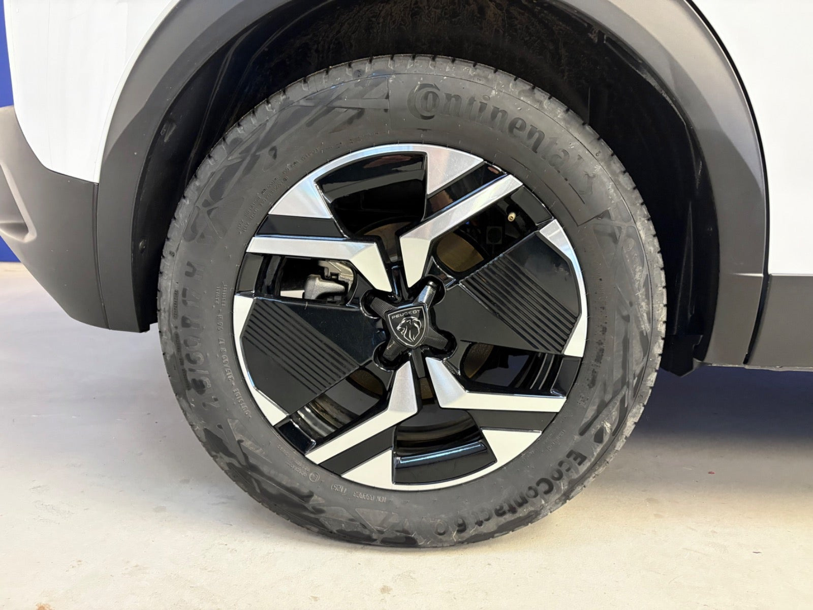 Hvid Peugeot e-2008 fra 2025