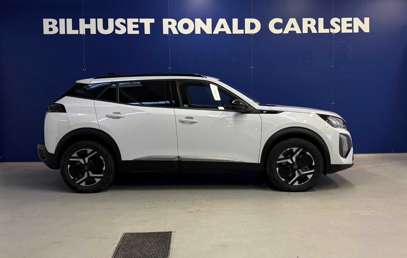 Hvid Peugeot e-2008 fra 2025
