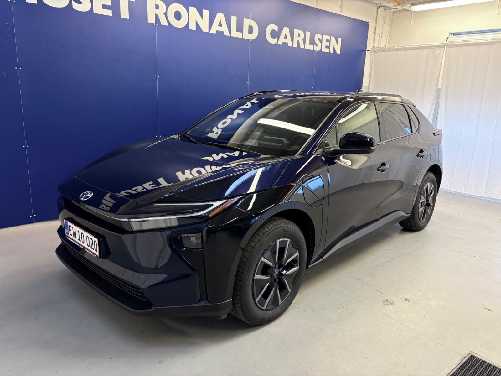 Blå Toyota BZ4X fra 2026