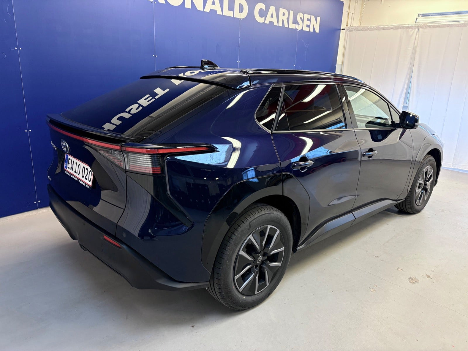 Blå Toyota BZ4X fra 2026