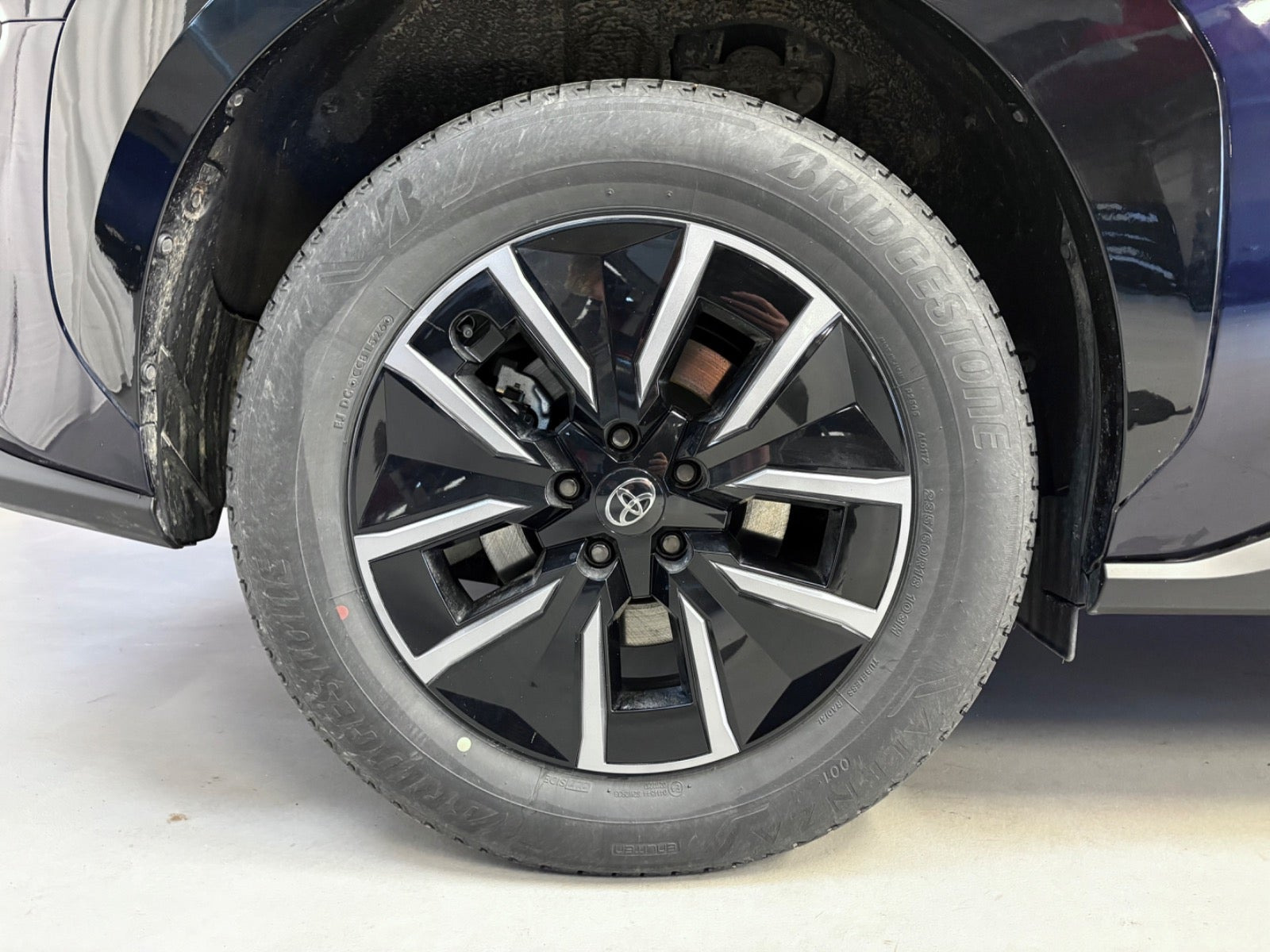 Blå Toyota BZ4X fra 2026
