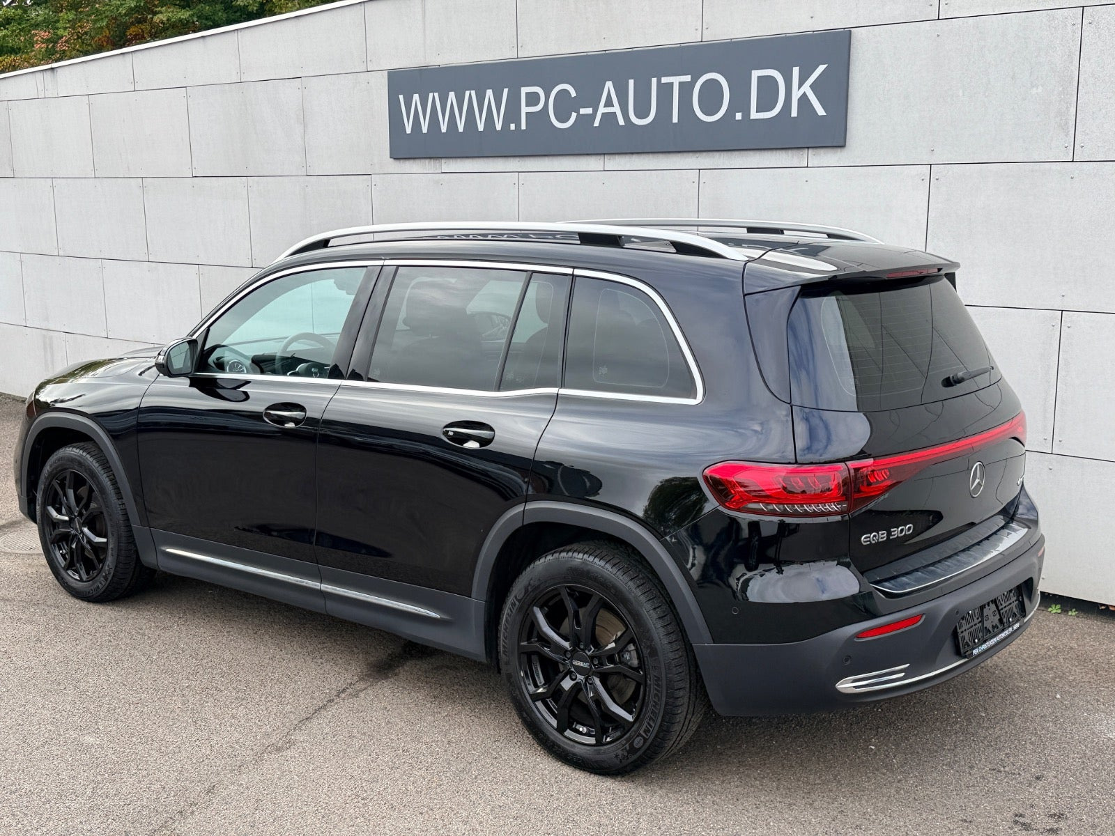 Sort Mercedes EQB300 fra 2023
