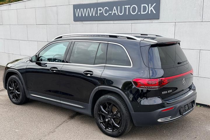 Sort Mercedes EQB300 fra 2023