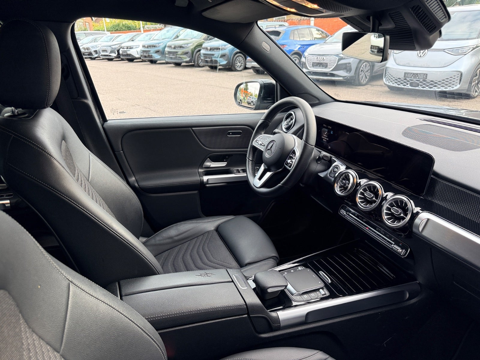 Sort Mercedes EQB300 fra 2023
