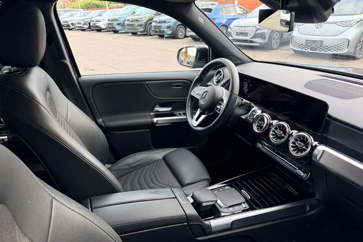 Sort Mercedes EQB300 fra 2023