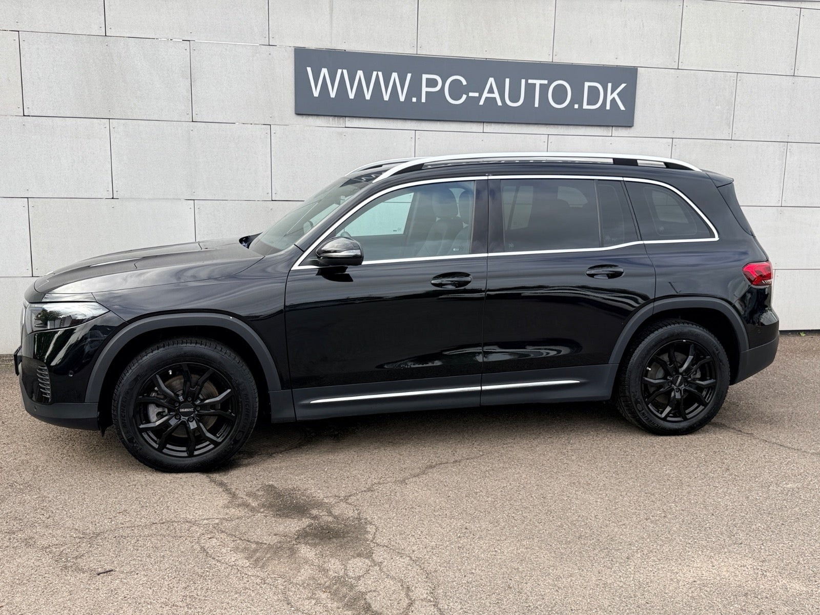 Sort Mercedes EQB300 fra 2023