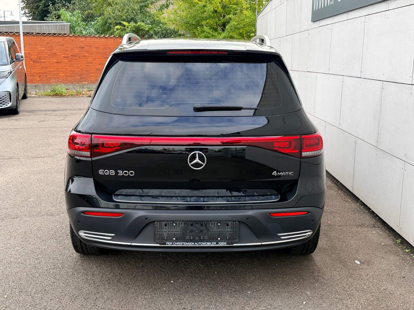 Sort Mercedes EQB300 fra 2023