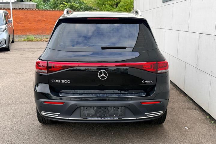Sort Mercedes EQB300 fra 2023