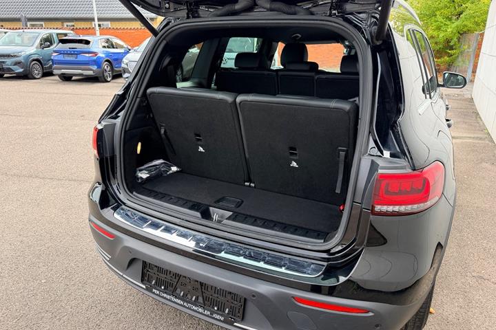 Sort Mercedes EQB300 fra 2023