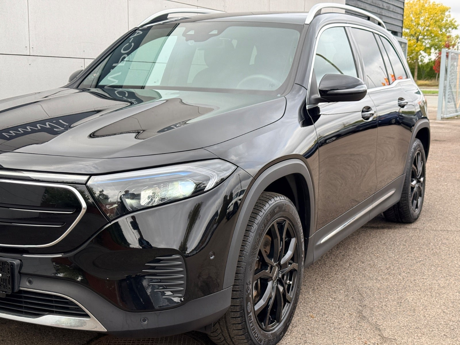 Sort Mercedes EQB300 fra 2023