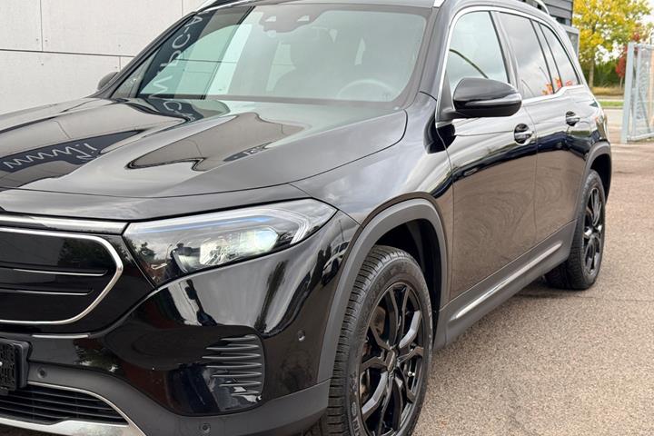Sort Mercedes EQB300 fra 2023