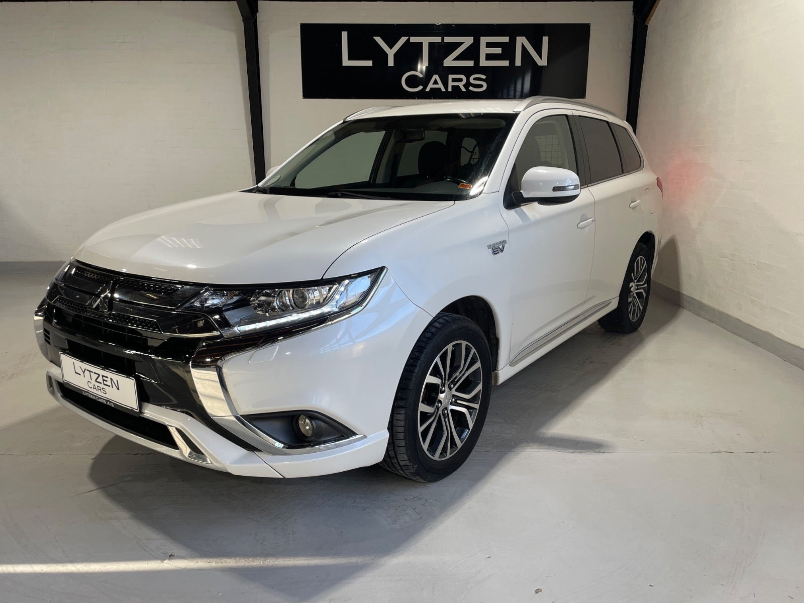 Mitsubishi Outlander 2,4 PHEV Invite CVT 4WD