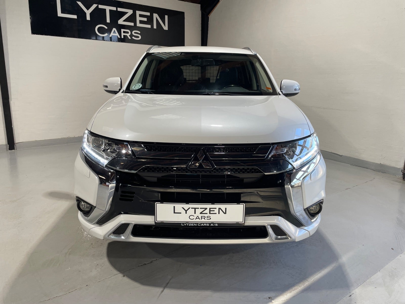 Hvid Mitsubishi Outlander fra 2020