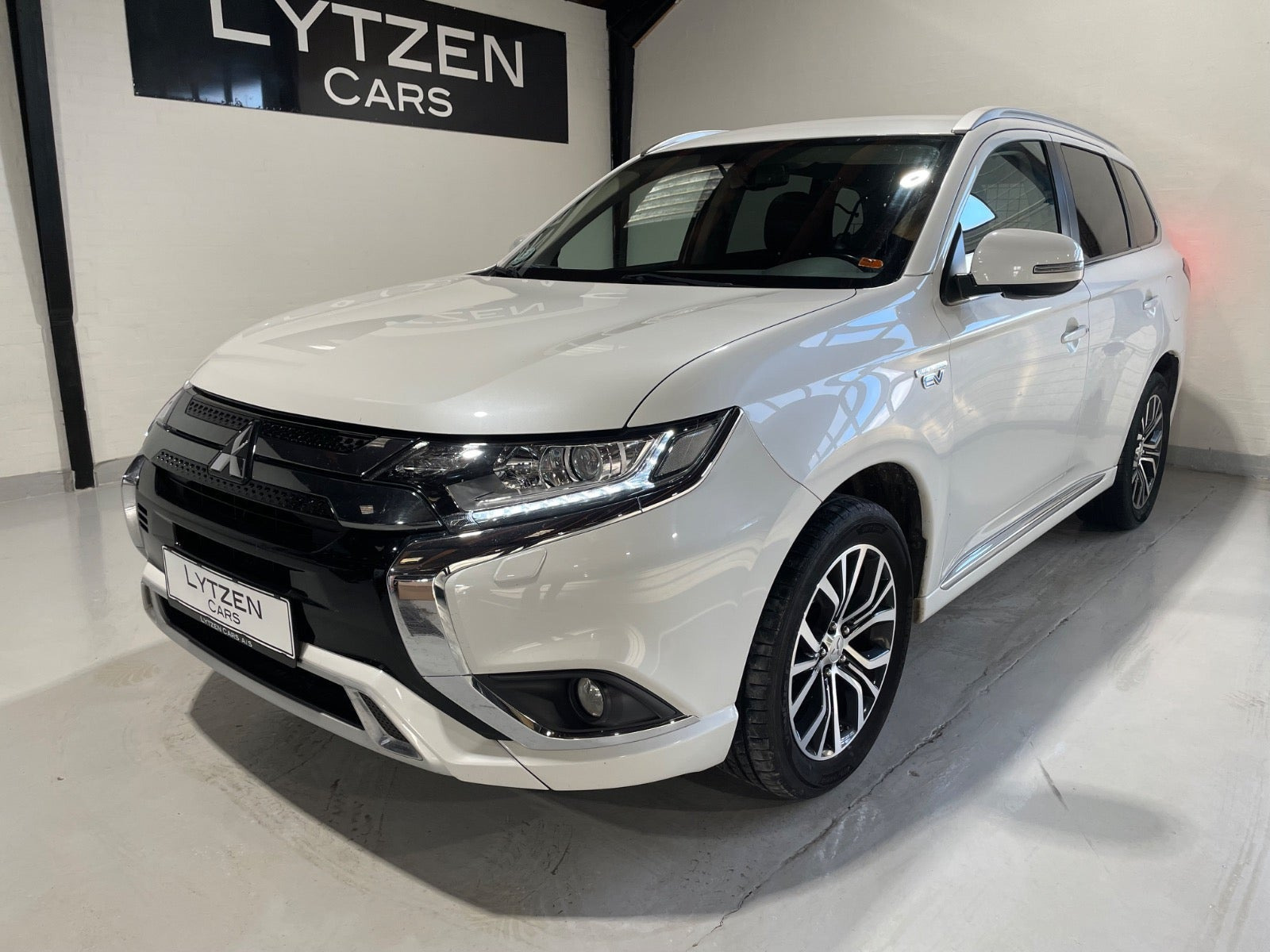 Hvid Mitsubishi Outlander fra 2020