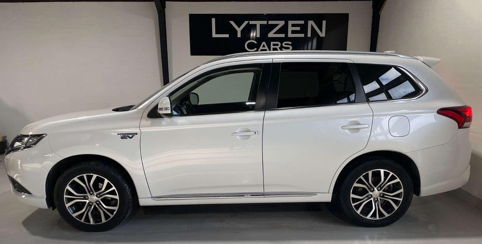 Hvid Mitsubishi Outlander fra 2020