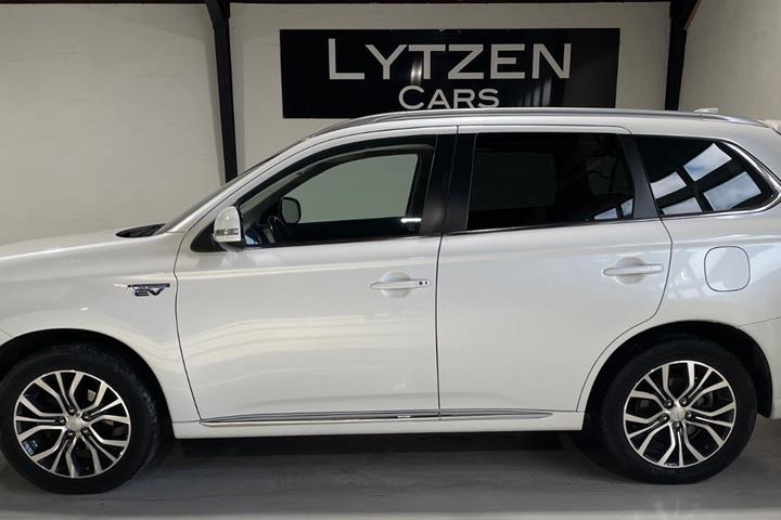 Hvid Mitsubishi Outlander fra 2020