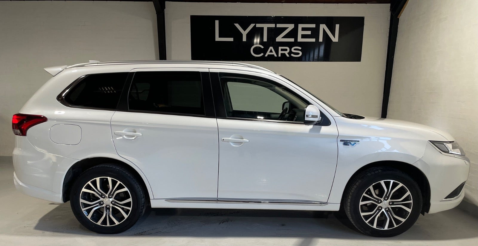 Hvid Mitsubishi Outlander fra 2020