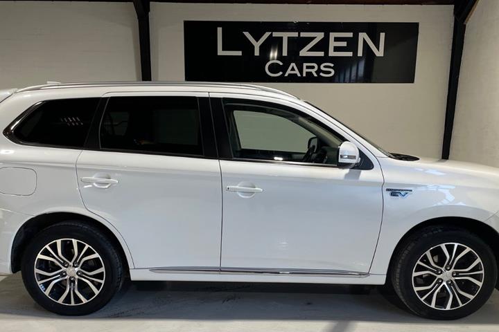 Hvid Mitsubishi Outlander fra 2020