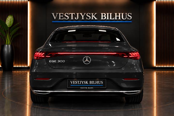Grå Mercedes EQE300 fra 2026