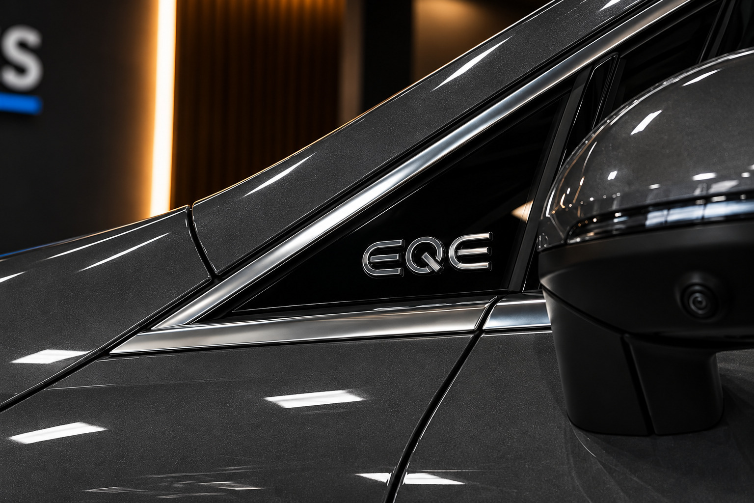 Grå Mercedes EQE300 fra 2026