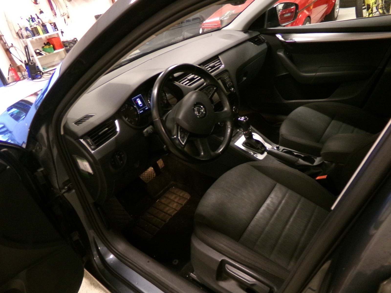 Grå Skoda Octavia fra 2015