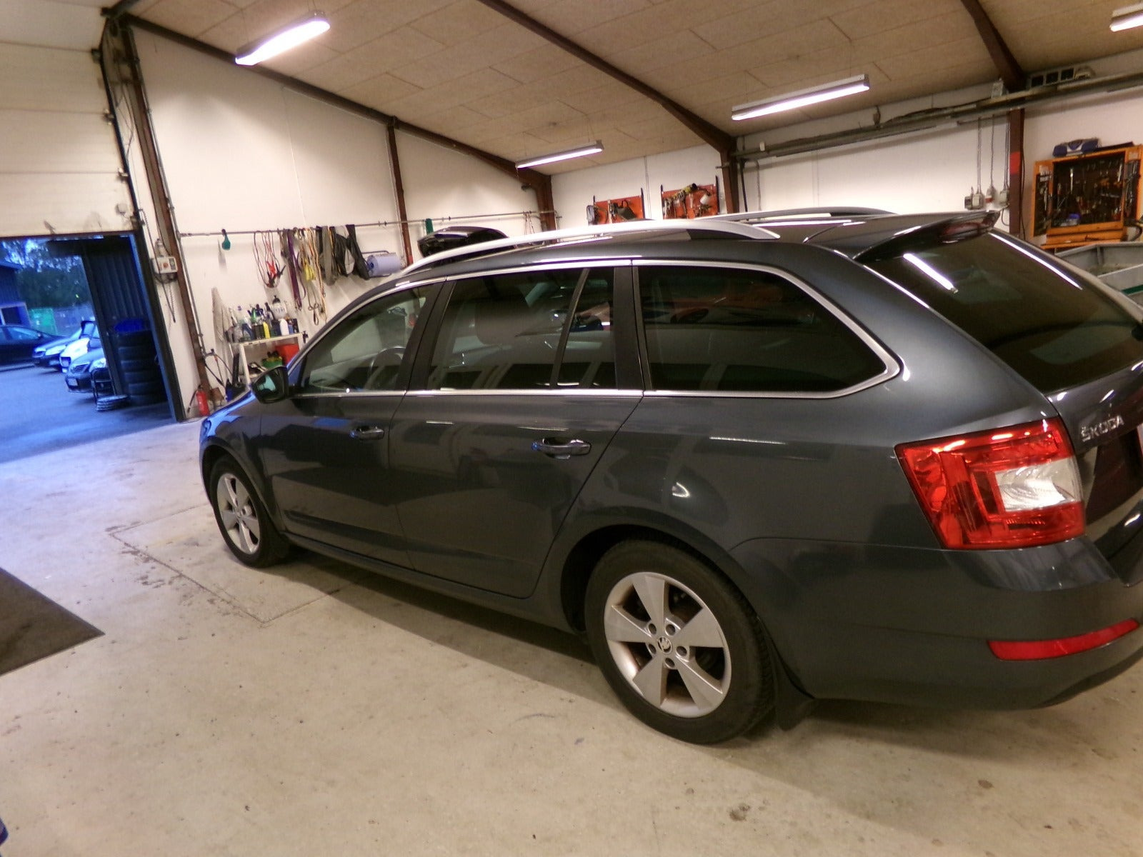 Grå Skoda Octavia fra 2015