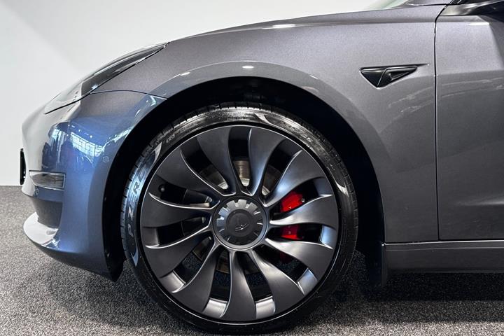 Grå Tesla Model 3 fra 2022