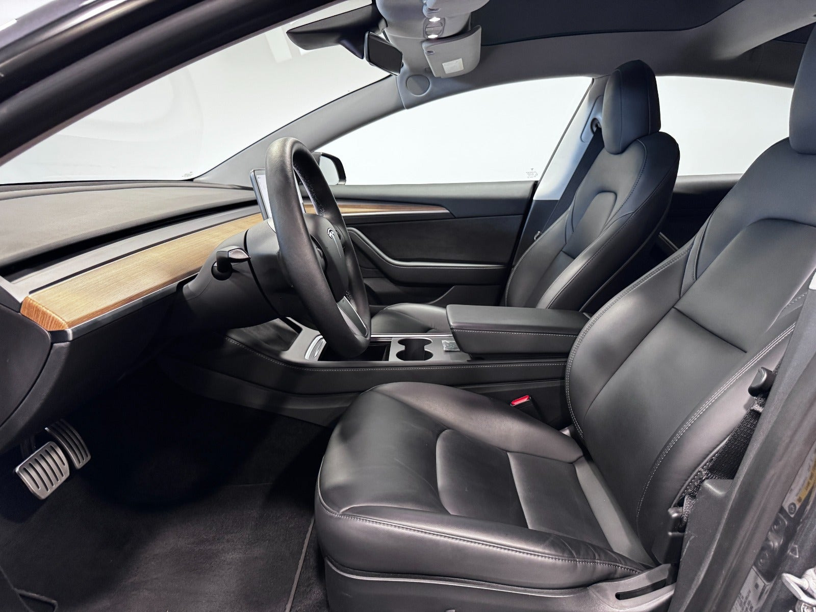 Grå Tesla Model 3 fra 2022