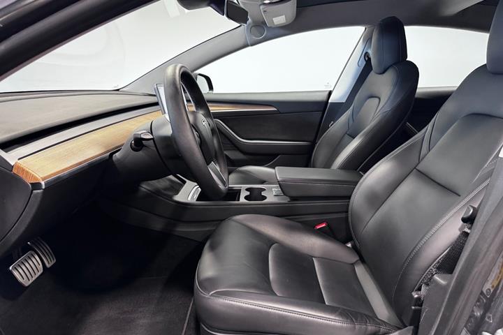 Grå Tesla Model 3 fra 2022