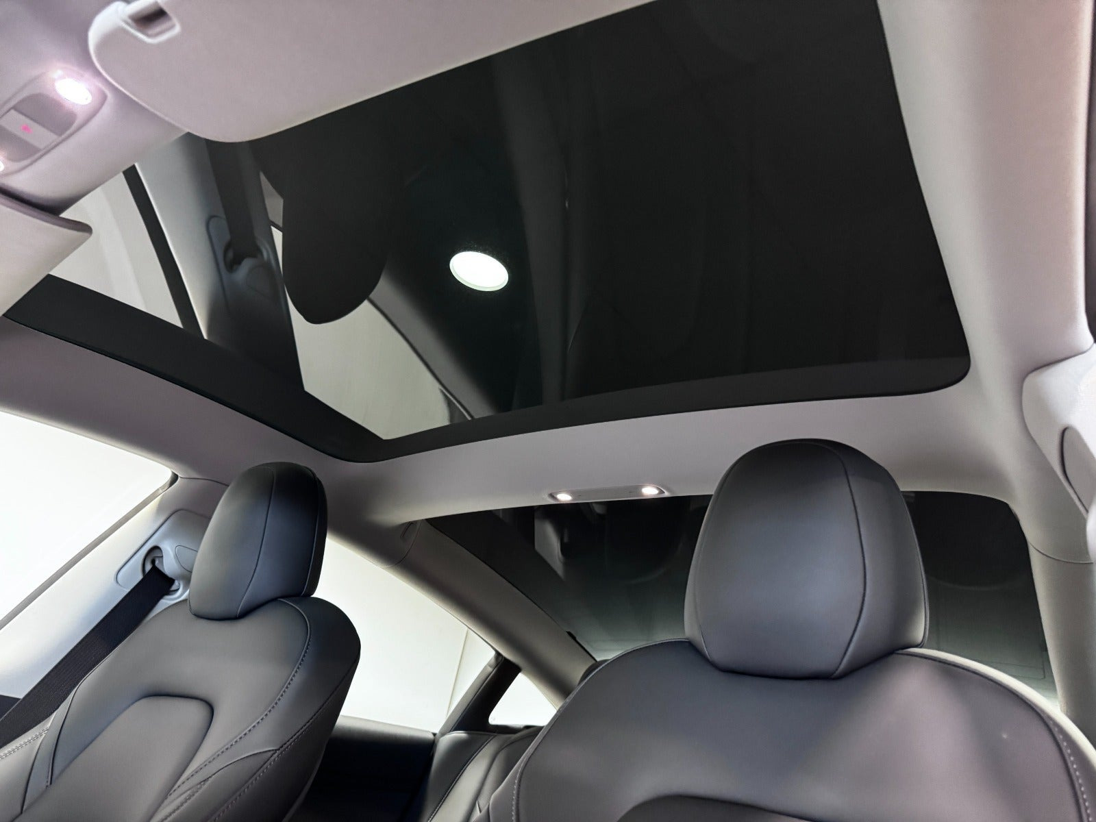 Grå Tesla Model 3 fra 2022