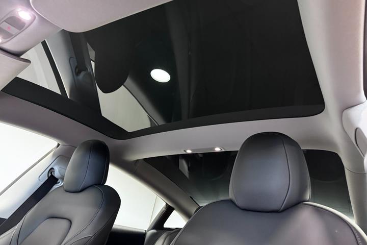 Grå Tesla Model 3 fra 2022