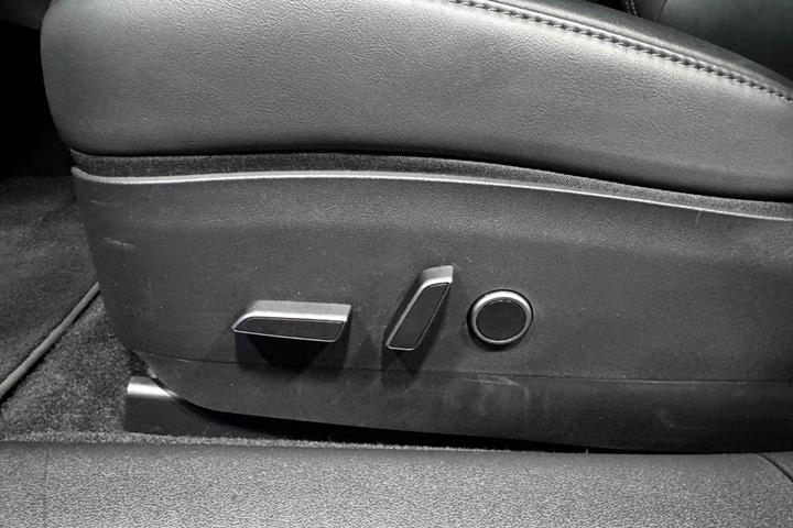 Grå Tesla Model 3 fra 2022