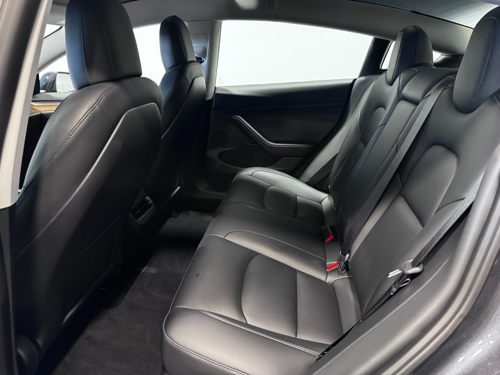 Grå Tesla Model 3 fra 2022