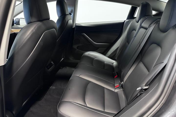Grå Tesla Model 3 fra 2022