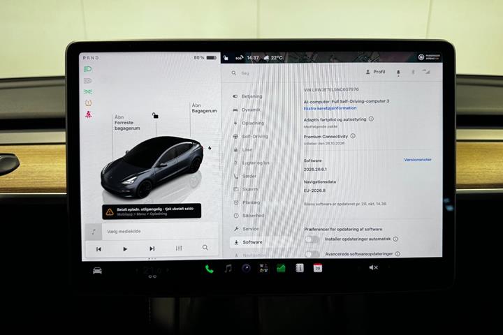 Grå Tesla Model 3 fra 2022