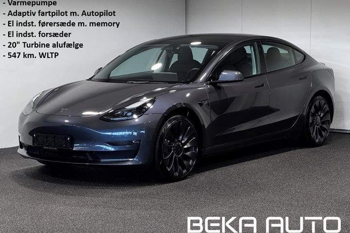 Grå Tesla Model 3 fra 2022