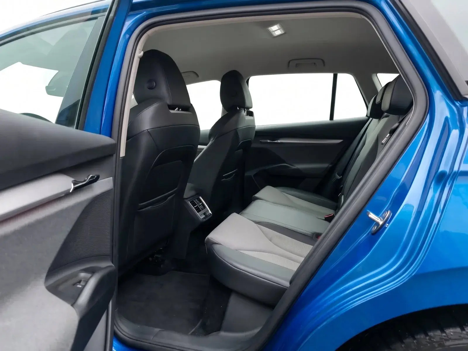 Blå Skoda Enyaq fra 2022