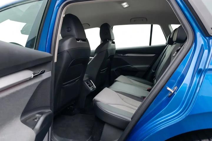 Blå Skoda Enyaq fra 2022
