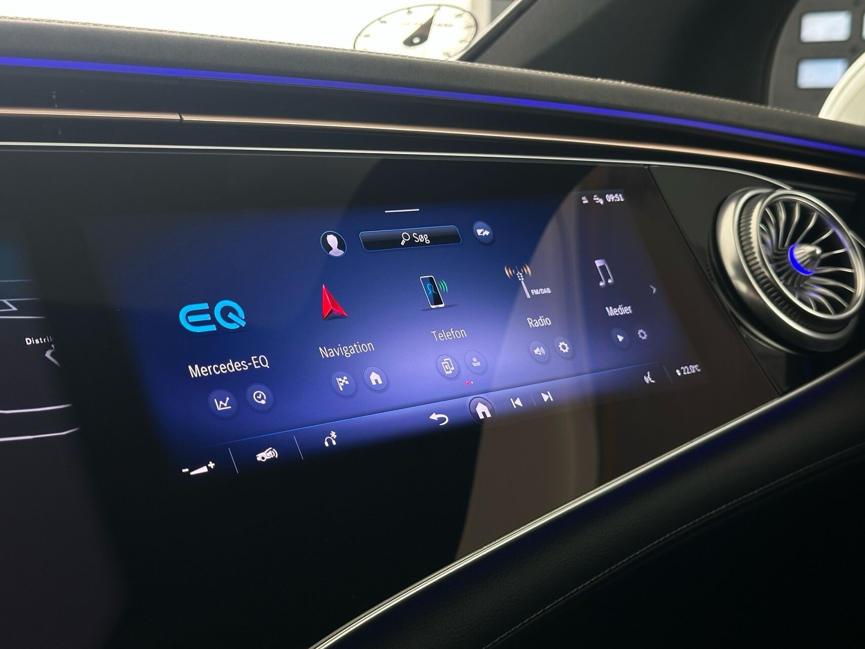 Hvid Mercedes EQS580 fra 2022