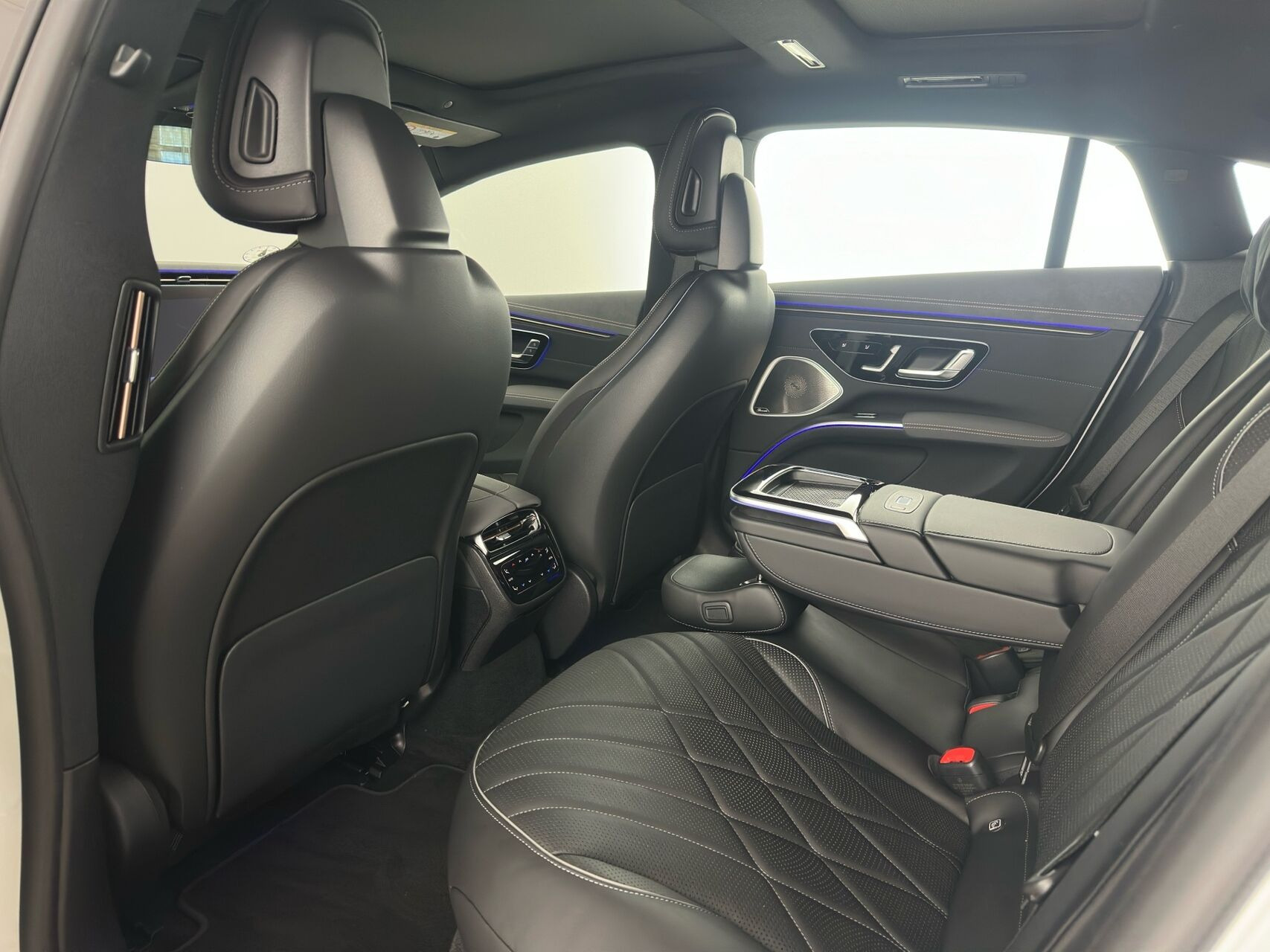 Hvid Mercedes EQS580 fra 2022
