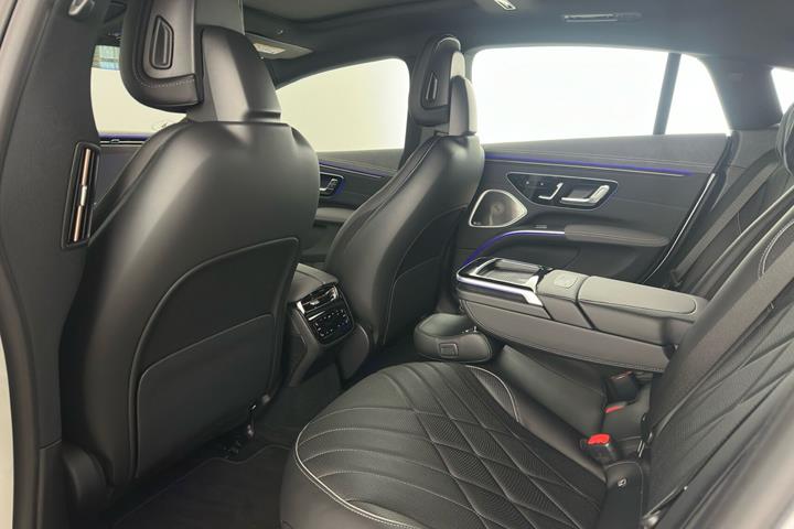 Hvid Mercedes EQS580 fra 2022