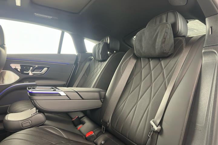 Hvid Mercedes EQS580 fra 2022