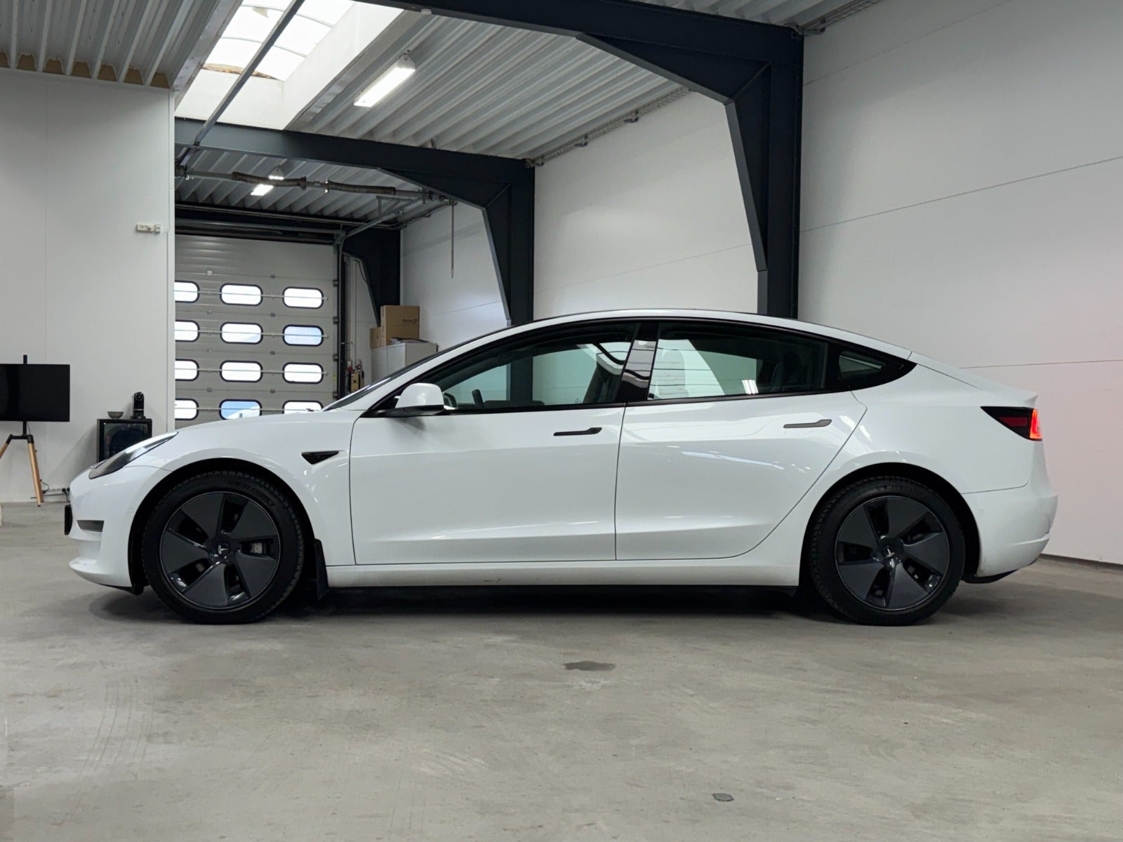 Hvid Tesla Model 3 fra 2021