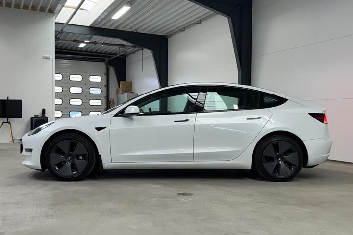 Hvid Tesla Model 3 fra 2021