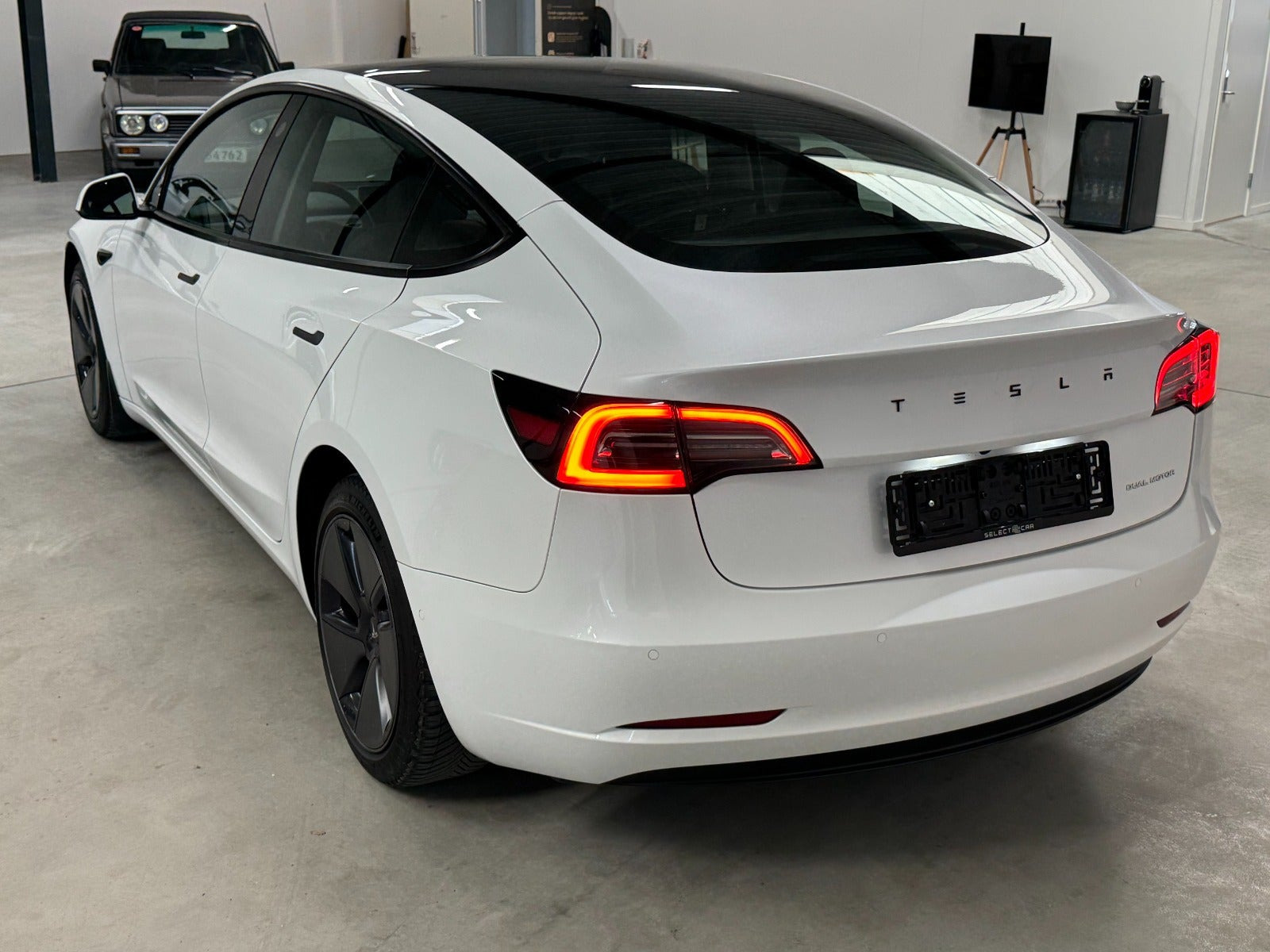 Hvid Tesla Model 3 fra 2021