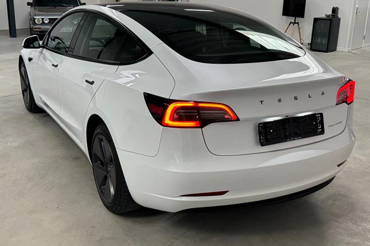 Hvid Tesla Model 3 fra 2021